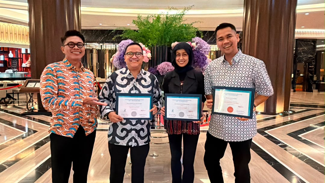 Group of 4 people receiving awards