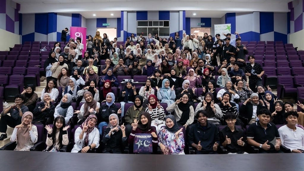 Radin dan Der bersama Pelajar UiTM Alor Gajah Melaka 